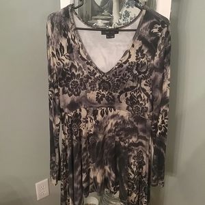Karen Kane Black & Cream Hi-low tunic top